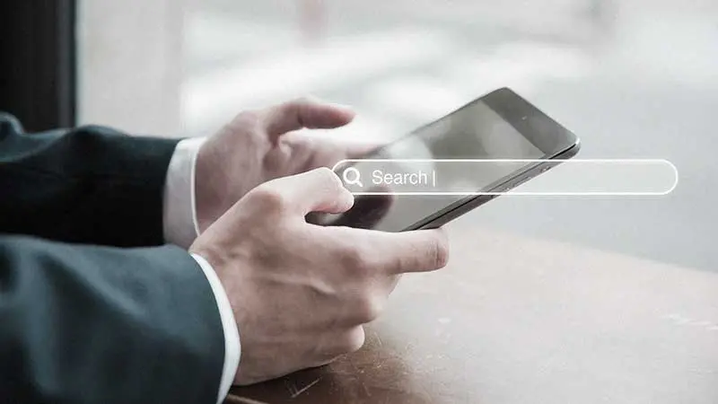 Cliente buscando empresa en celular. Posicionamiento en buscadores